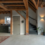 Detail Garage met buitenverblijf en houten spanten en afwerking met hout
