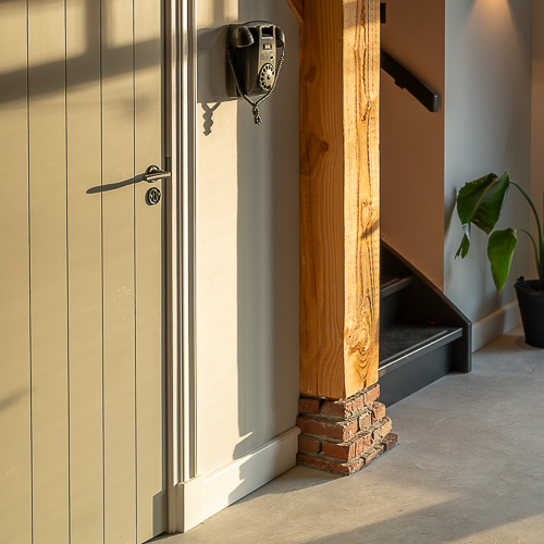 Garage met buitenverblijf en houten spanten en afwerking met hout
