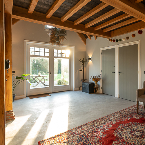 Garage met buitenverblijf en houten spanten en afwerking met hout