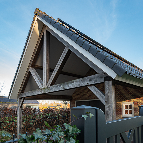 Garage met houten overstek