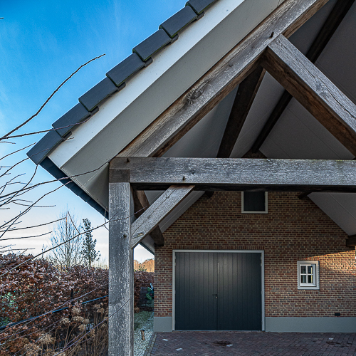 Garage met houten overstek