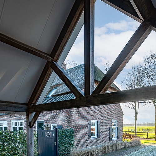 Garage met houten overstek