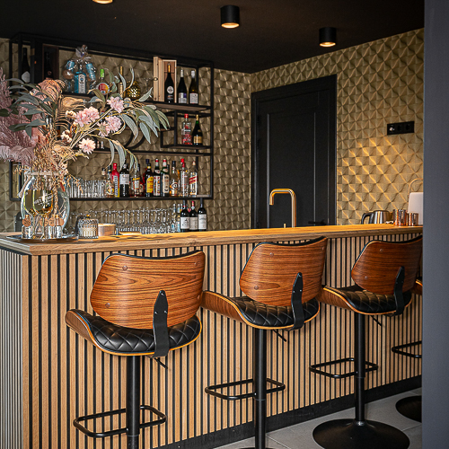 Buitenverblijf met bar en hoge stoelen
