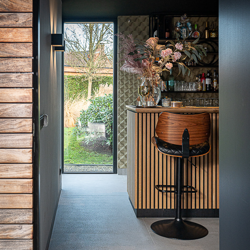 Buitenverblijf met bar en hoge stoelen
