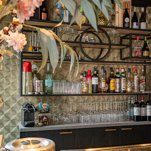 Buitenverblijf met bar - schappenwand staal